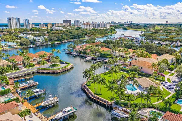 Aerial view of North Palm Beach waterfron houses