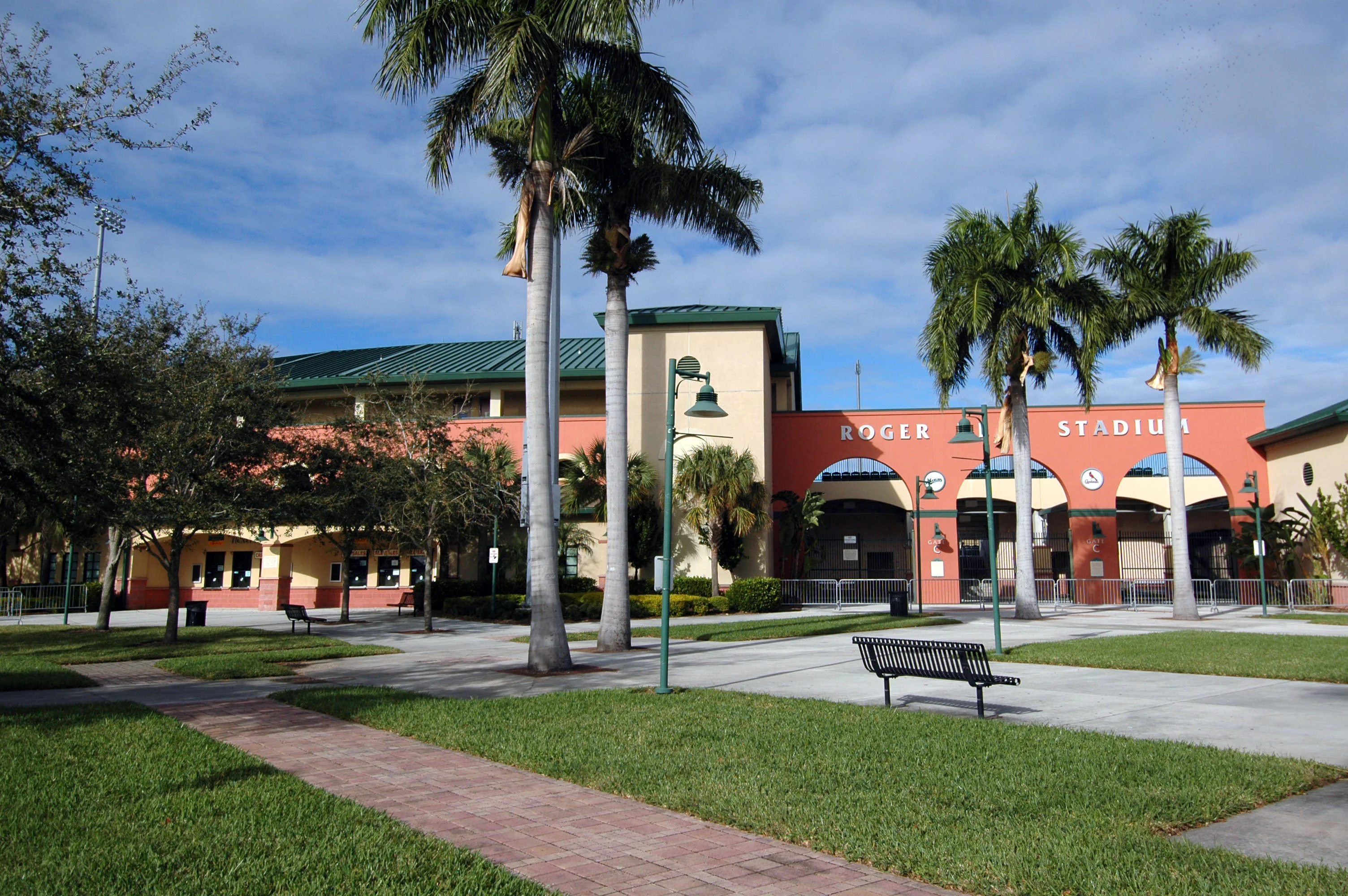roger_dean_stadium3_3008_02